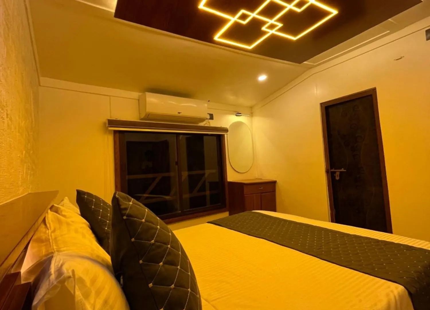 Iconic Backwater Cruise Alappuzha